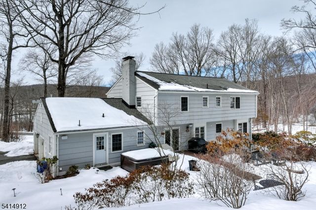 76 E Lake Rd, Kinnelon Boro, NJ 07405