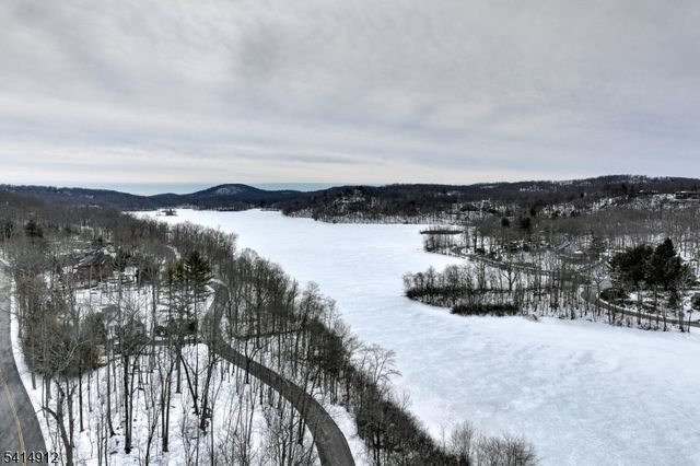 76 E Lake Rd, Kinnelon Boro, NJ 07405