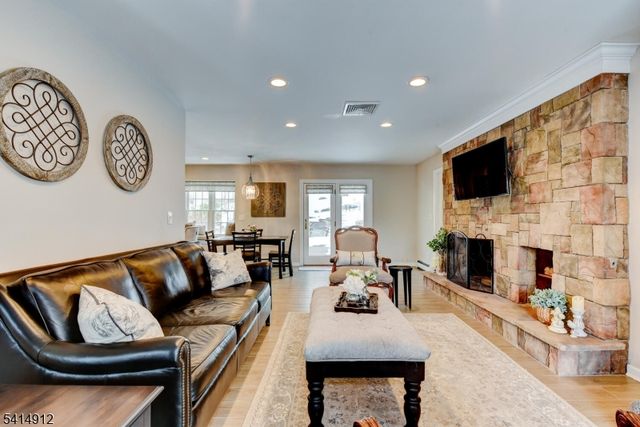 76 E Lake Rd, Kinnelon Boro, NJ 07405