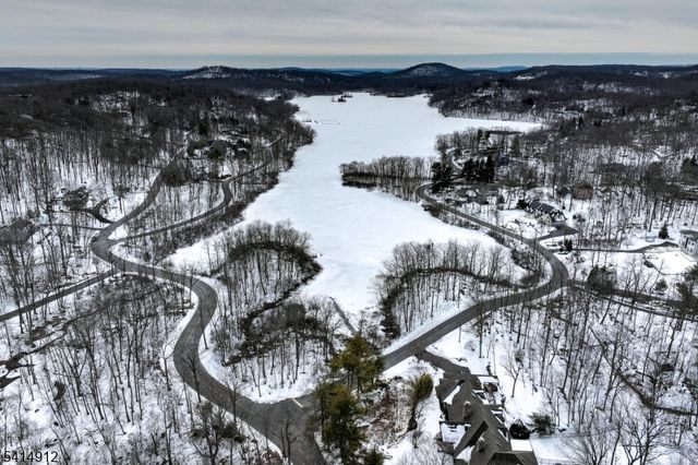 76 E Lake Rd, Kinnelon Boro, NJ 07405