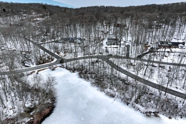 76 E Lake Rd, Kinnelon Boro, NJ 07405