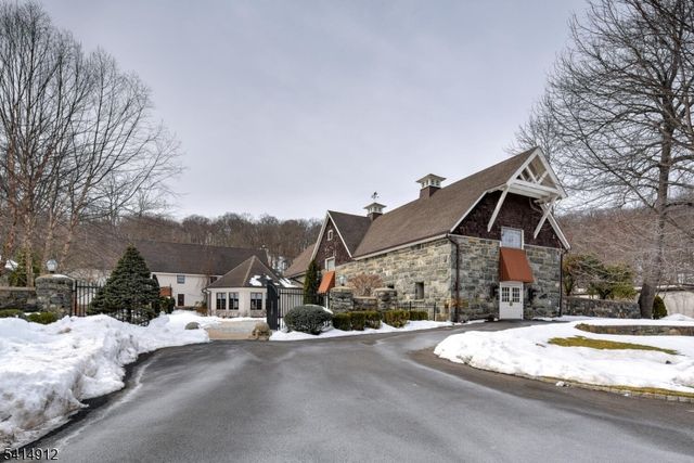 76 E Lake Rd, Kinnelon Boro, NJ 07405