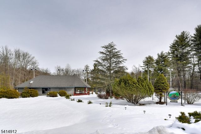 76 E Lake Rd, Kinnelon Boro, NJ 07405