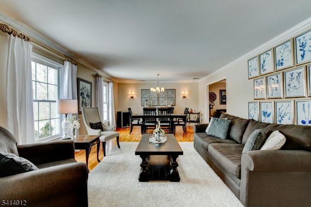 76 E Lake Rd, Kinnelon Boro, NJ 07405