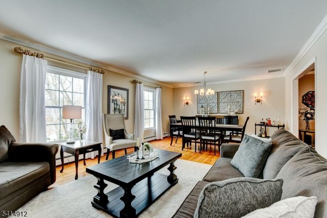 76 E Lake Rd, Kinnelon Boro, NJ 07405