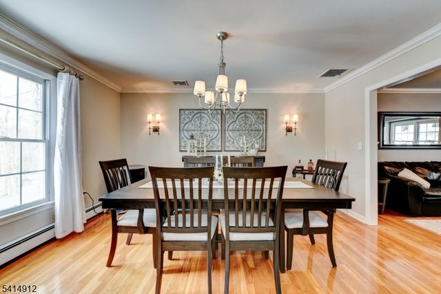 76 E Lake Rd, Kinnelon Boro, NJ 07405