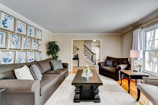 76 E Lake Rd, Kinnelon Boro, NJ 07405