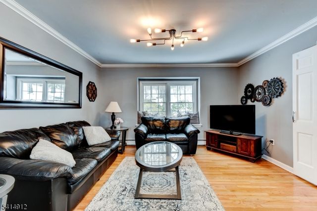 76 E Lake Rd, Kinnelon Boro, NJ 07405