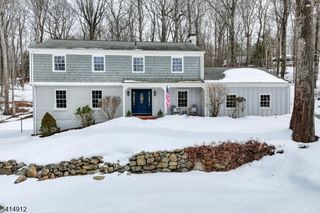 76 E Lake Rd, Kinnelon Boro, NJ 07405