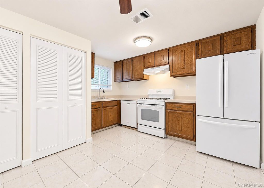145 Cambridge Drive, Port Jefferson, NY 11776 — photo 5