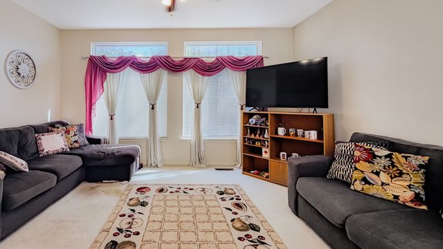 384 S Clearview Circle, Round Lake, IL 60073