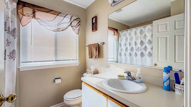 384 S Clearview Circle, Round Lake, IL 60073