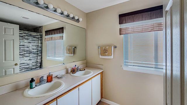 384 S Clearview Circle, Round Lake, IL 60073