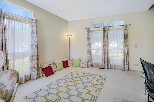 384 S Clearview Circle, Round Lake, IL 60073