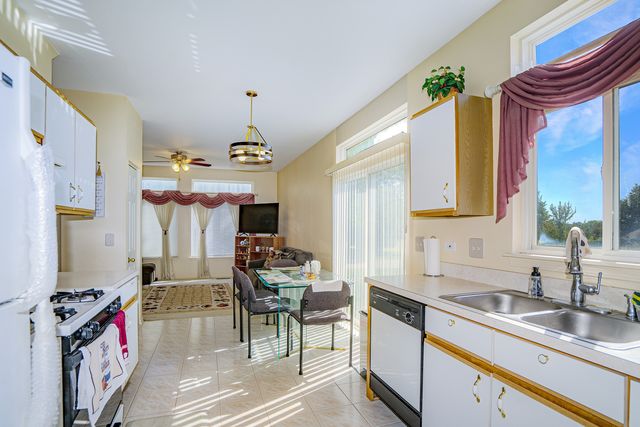 384 S Clearview Circle, Round Lake, IL 60073