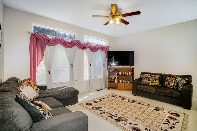 384 S Clearview Circle, Round Lake, IL 60073