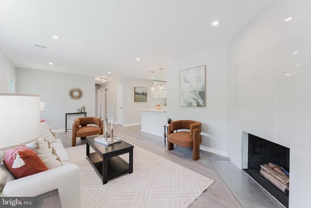 5822 BROOKVIEW DR, Alexandria, VA 22310