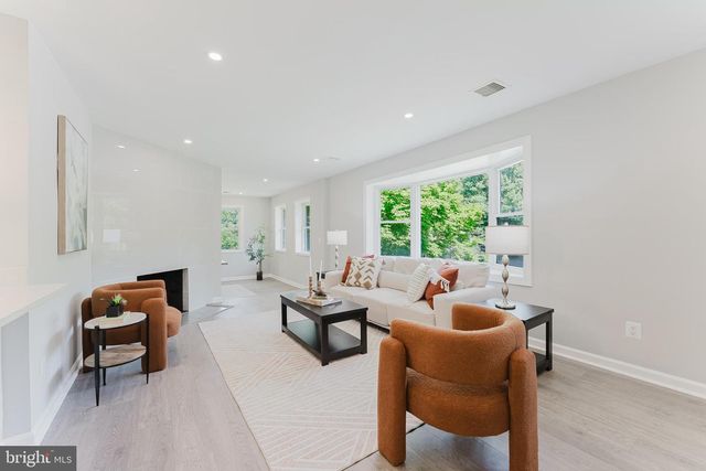 5822 BROOKVIEW DR, Alexandria, VA 22310