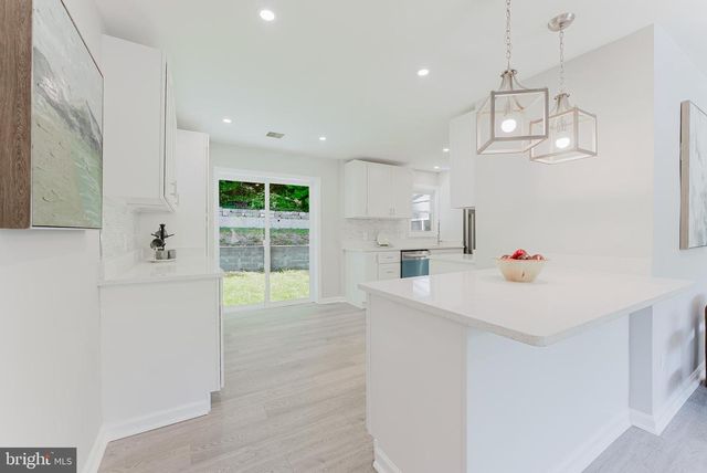 5822 BROOKVIEW DR, Alexandria, VA 22310