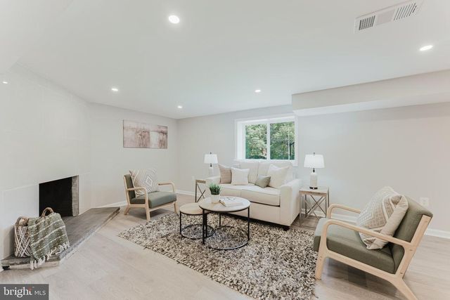 5822 BROOKVIEW DR, Alexandria, VA 22310