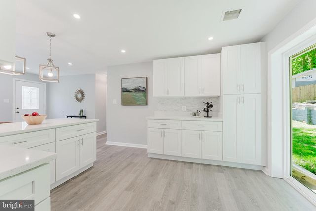 5822 BROOKVIEW DR, Alexandria, VA 22310