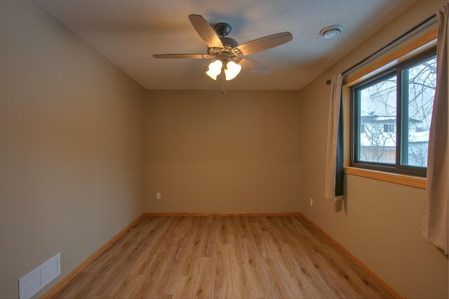 1220 10th Avenue SE, Cambridge, MN 55008