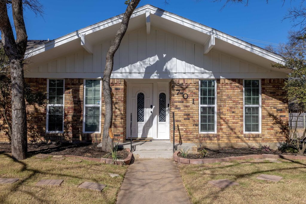 701 Kentwood Circle, Bedford, TX 76021