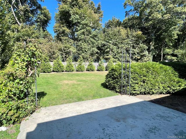 77 Boulevard Avenue, Greenlawn, NY 11740