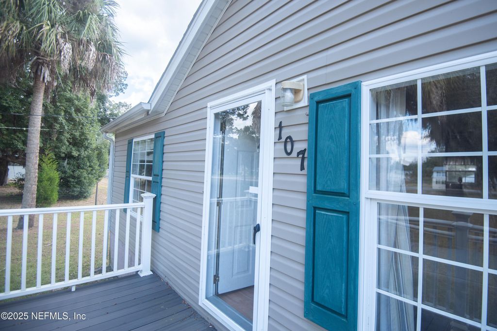 107 FOLKLORE Drive, Satsuma, FL 32189