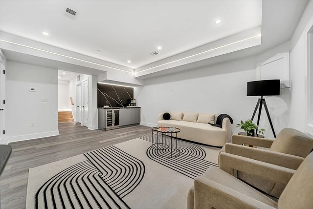 280 Nevada 280, Newton, MA 02460