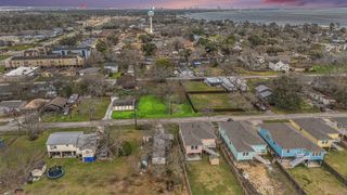 402 Bay Oaks Drive, La Porte, TX 77571