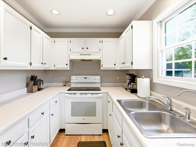 1561 S Delano Street, St. Clair, MI 48079