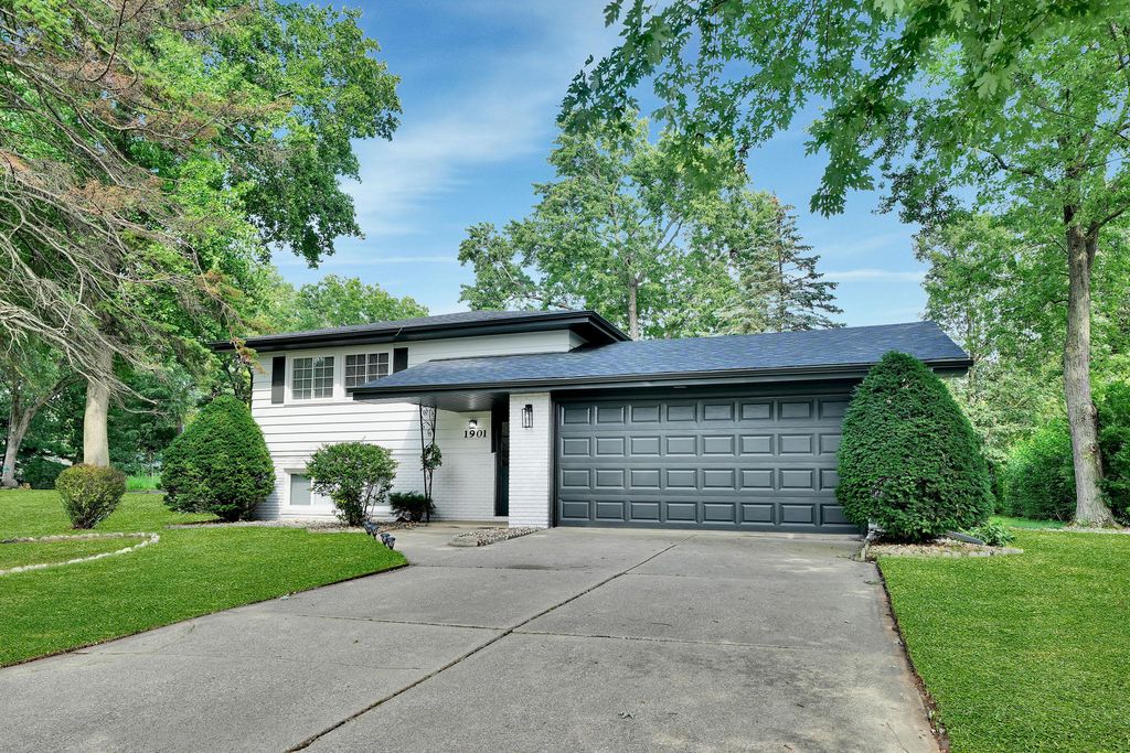 1901 Chippewa Drive, Schererville, IN 46375