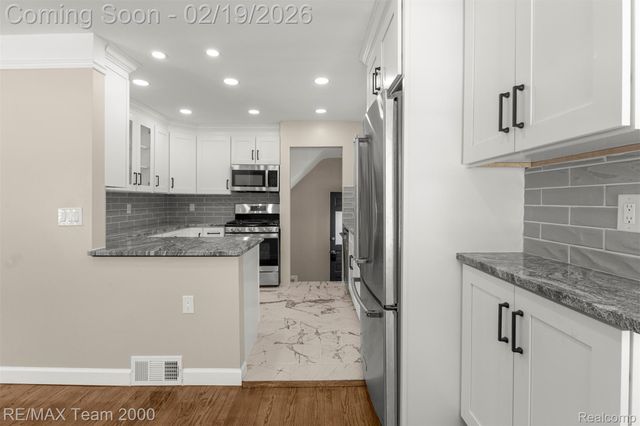 1645 Robindale Avenue, Dearborn, MI 48128