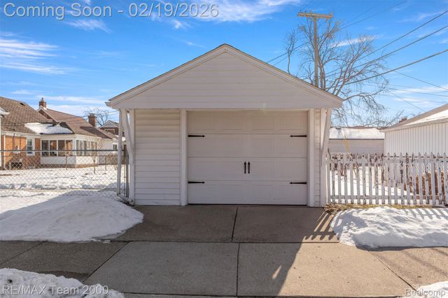 1645 Robindale Avenue, Dearborn, MI 48128