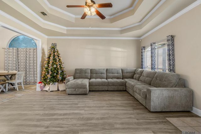 8114 Versailles Dr, Denham Springs, LA 70706