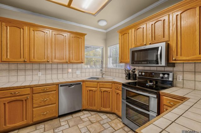 8114 Versailles Dr, Denham Springs, LA 70706