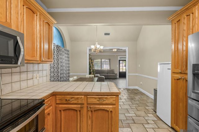 8114 Versailles Dr, Denham Springs, LA 70706