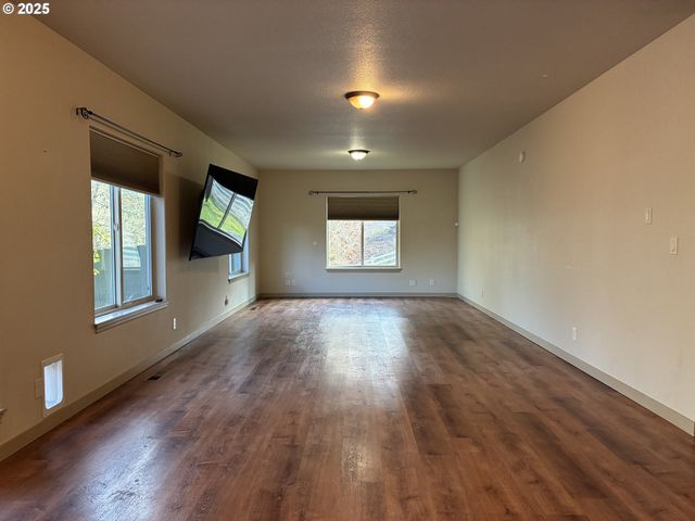 286 WINCHESTER CREEK Ave, Winchester, OR 97495