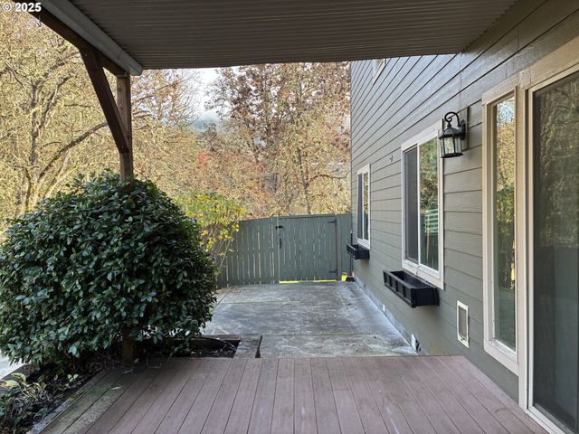 286 WINCHESTER CREEK Ave, Winchester, OR 97495