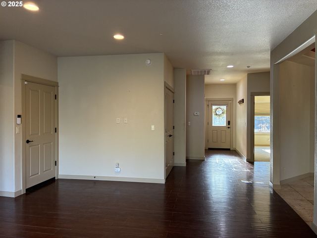 286 WINCHESTER CREEK Ave, Winchester, OR 97495