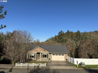 286 WINCHESTER CREEK Ave, Winchester, OR 97495