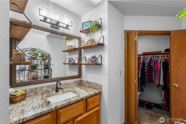 6112 Thornbury Court SE, Lacey, WA 98513