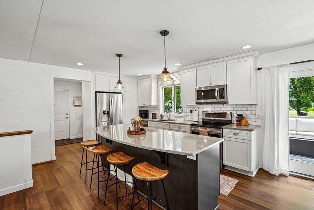 1102 S Holiday Drive, Waunakee, WI 53597