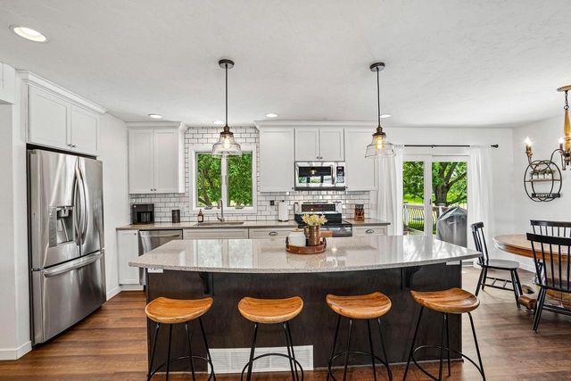 1102 S Holiday Drive, Waunakee, WI 53597