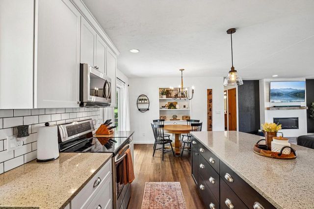 1102 S Holiday Drive, Waunakee, WI 53597