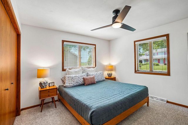 1102 S Holiday Drive, Waunakee, WI 53597