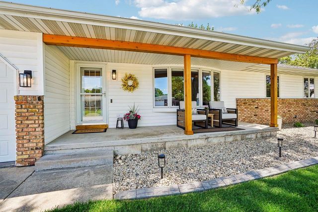 1102 S Holiday Drive, Waunakee, WI 53597