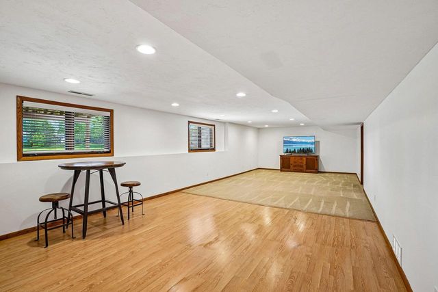 1102 S Holiday Drive, Waunakee, WI 53597
