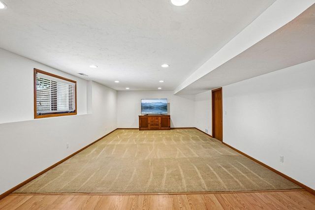 1102 S Holiday Drive, Waunakee, WI 53597